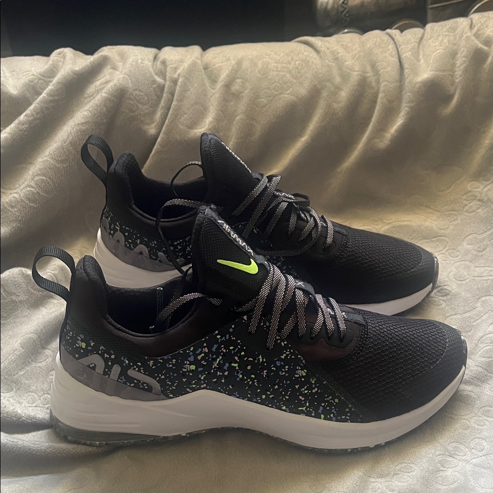Nike Air Bella TR 3 AMP Black with White and Green Accents - Picture 3 of 6
